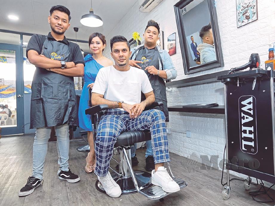 FIKRY (tengah, duduk) pada pembukaan kedai gunting rambut miliknya, Hair Feeks Barbershop di Danau Niaga 1, Setapak. FOTO: Nurul Syazana Rose Razman.