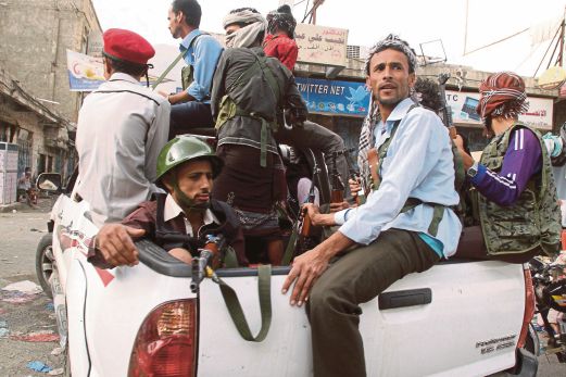 MILITAN yang setia kepada kerajaan dalam buangan Yaman menaiki trak ketika bertempur dengan pemberontak Houthi di Taiz, semalam.   
