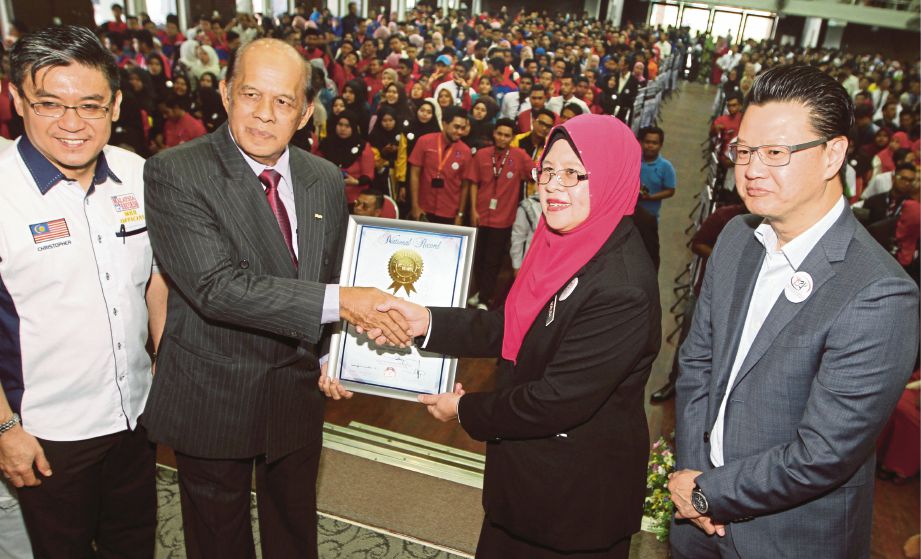 YANG Dipertua Dewan Undangan Negeri (DUN) Pahang, Datuk Seri Ishak Mohammad  (dua dari kanan) menyerahkan sijil MBOR kepada Norlida. 