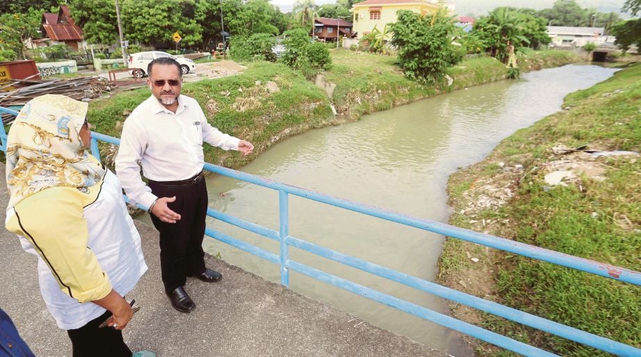 JAGDEEP (kanan) memeriksa keadaan Sungai Pinang.