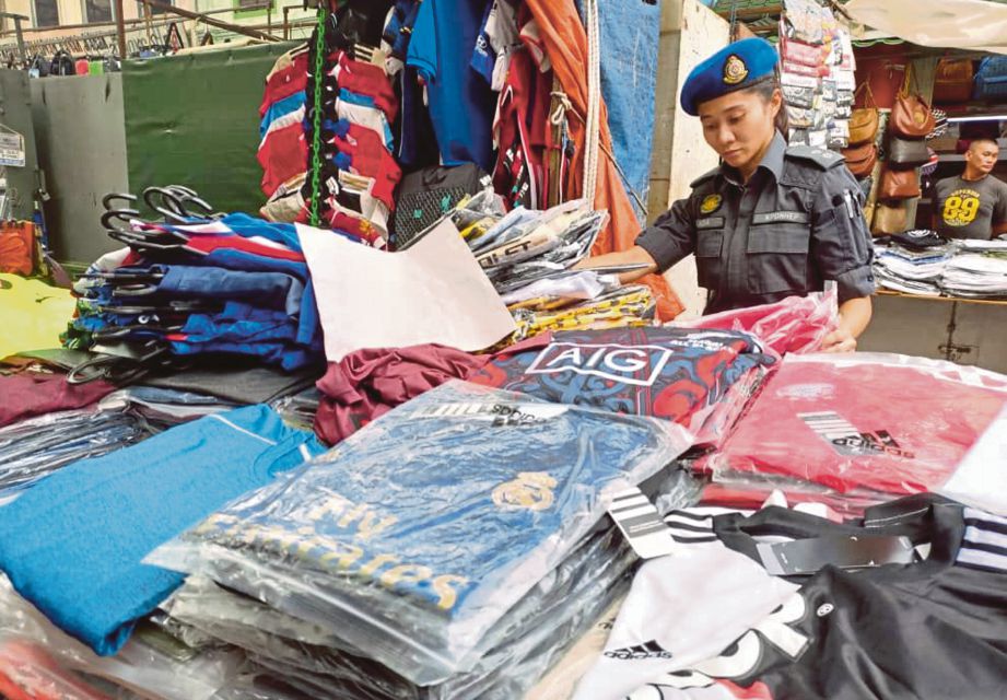SEMUA rampasan pakaian tiruan dianggarkan bernilai lebih RM21,000.