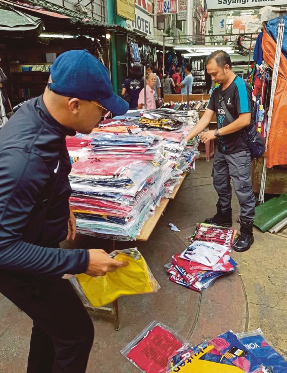 PEGAWAI KPDNHEP merampas jersi tiruan yang dijual berleluasa di Jalan Petaling.