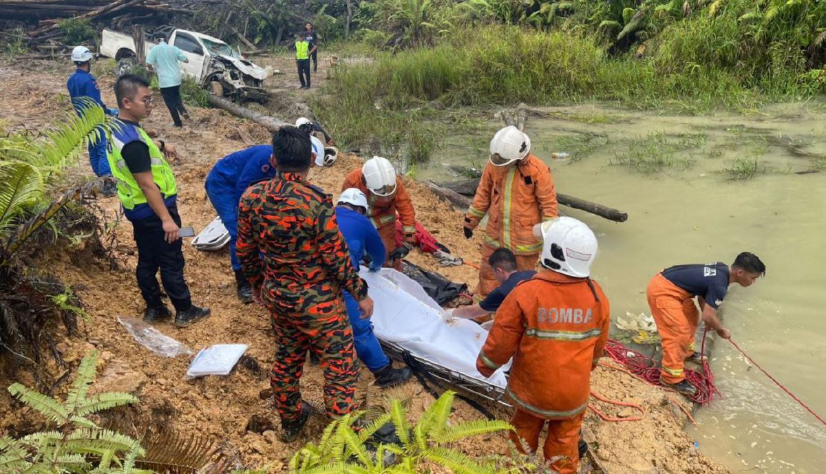 PASUKAN penyelamat membawa keluar mayat mangsa menaiki 4WD yang jatuh gaung dan terjunam dalam kolam di Batu 69 Jalan Simpang Pelugau-Tatau, Sibu. FOTO Ihsan JBPM.