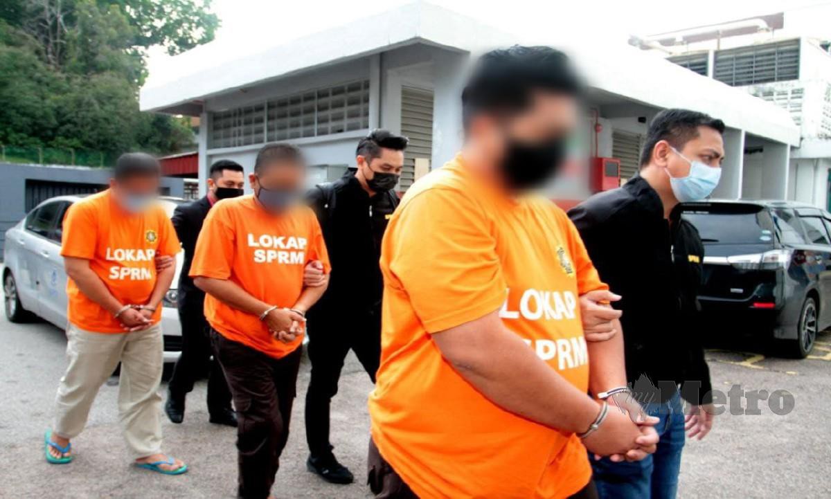 TIGA pegawai  Maqis dibawa ke Mahkamah Majistret Johor Bahru untuk perintah tahanan reman. FOTO Zain Ahmed.