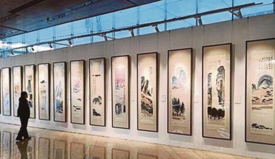 SEORANG pengunjung melihat set lukisan berus dakwat hasil karya  pelukis terkenal China, Qi Baishi. - Agensi
