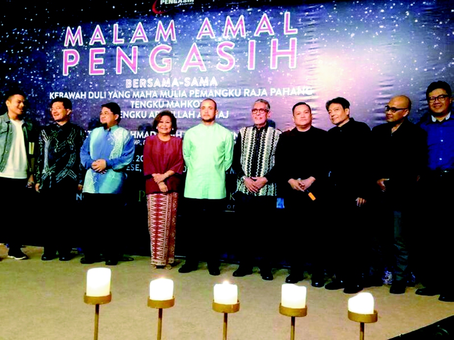 DEMI Pengasih, dari kiri, Aizat, Nuzul Azali, Shamsulbahri, Kamisah, Tengku Amir, Yunus, Ameng, Zul Mahat, Amran dan Azman.