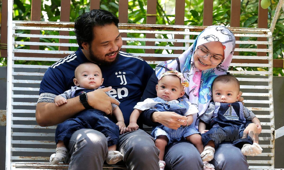 NUR Aisyah dan Muhammad Faiz bersama anak kembar mereka yang dilahirkan pada September lalu selepas enam tahun menunggu. FOTO Nur Aisyah Mazalan.
