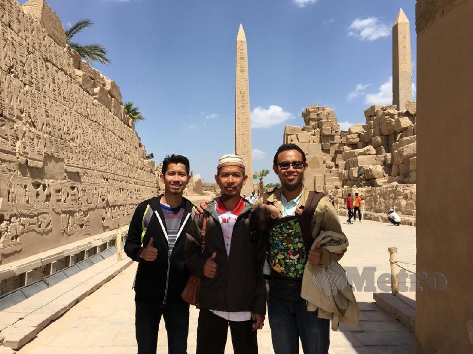 MUHAMMAD Hafiz (kanan) bersama peserta rombongan ketika melawat kawasan Kuil Isis.