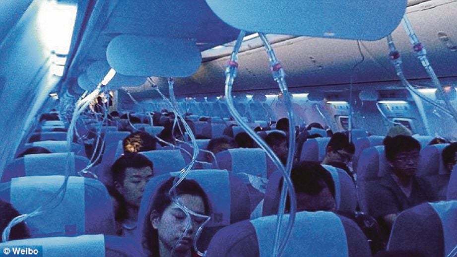 TOPENG oksigen dikeluarkan untuk penumpang ketika pesawat Air China menjunam mendadak akibat pembantu juruterbang menghisap rokok elektronik. Foto/Weibo