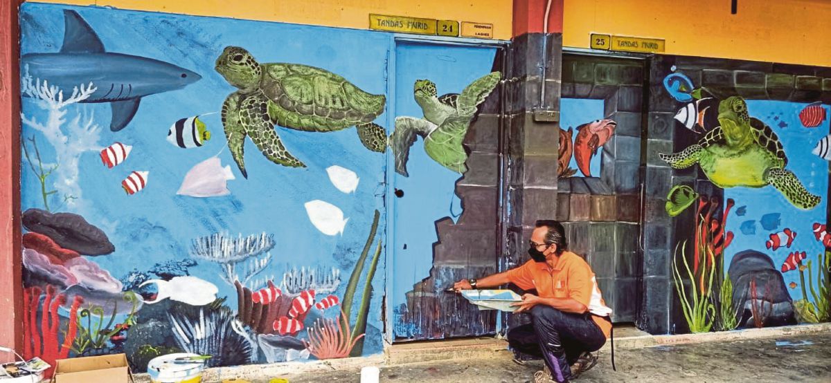 SAIFUL Nizam mengambil masa dua minggu untuk melukis mural di lapan dinding tandas dengan tema flora dan fauna.
