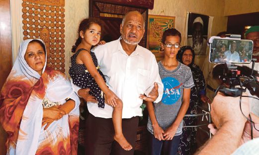 AHMED (dua dari kanan) bersama keluarganya.