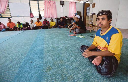 KAUM Orang Asli  beragama Islam yang mengikuti kelas pengajian di Surau Al Falah, Pos Betau, Kuala Lipis.