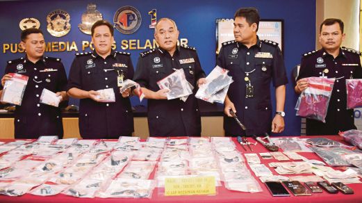 Mohd Adnan  (tiga kiri) menunjukan peralatan samun yang dirampas pada sidang media, semalam.
