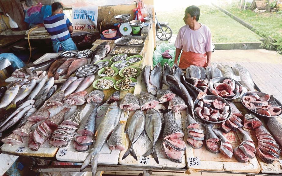 PENIAGA  mengakui kekurangan pelanggan disebabkan harga ikan terpaksa dinaikkan.