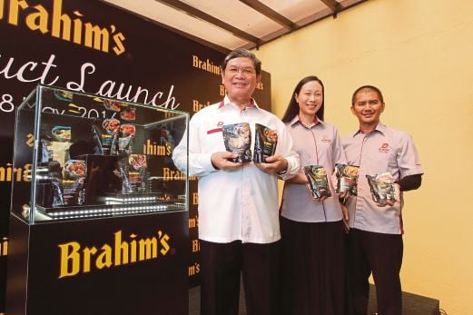 Ibrahim (kiri)  memperkenalkan rangkaian  reneh sos Asian Creations baharu iaitu Indonesian Rendang, Malaysian Nyonya, Thai Sweet Sour, Thai Green Curry dan Thai Chili & Basil. 