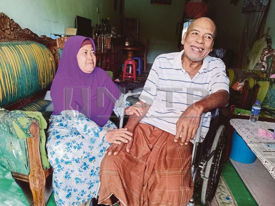 AKI  bersama Hawa ceria ketika berbual di rumah mereka di Bandar Universiti, Seri Iskandar. 