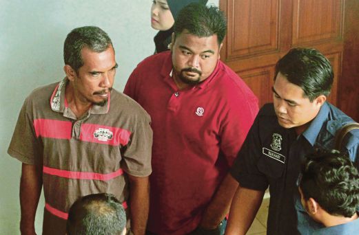  Mohd Asri  (kiri) didenda RM1,500  manakala Muhammad Aisham  didenda RM600 oleh Mahkamah Sesyen Kota Bharu.