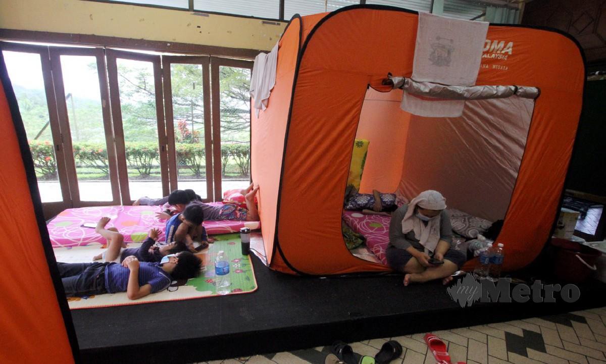 SEBAHAGIAN mangsa banjir yang ditempatkan di PPS Rumah Kelab Kompleks Sukan, Penampang. FOTO Malai Rosmah Tuah.