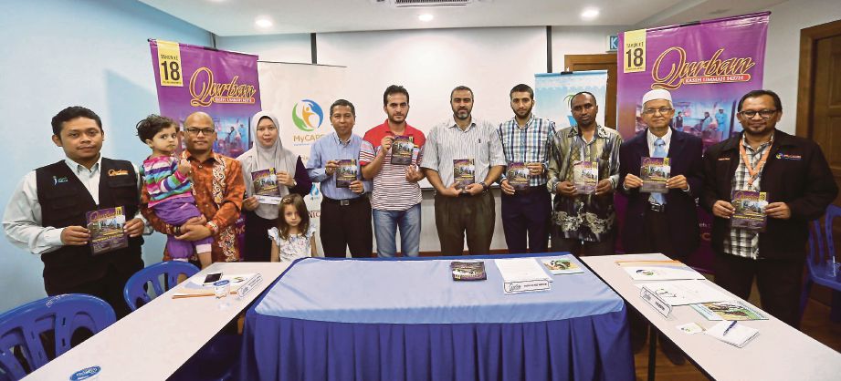 ABDUL Hafidz (kanan) bergambar pada sidang media ‘Qurban Kasih Ummah 2016’. 