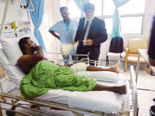  PEGUAM bela  berbincang dengan Nagarajan selepas pertuduhan terhadap tertuduh dibacakan di  Hospital Selayang.