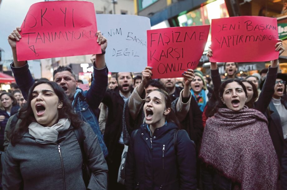 PENYOKONG pembangkang yang menunjuk perasaan melaungkan slogan ‘Kamu bukan presiden kami’ ketika membantah keputusan pungutan suara Turki di Istanbul,  semalam.  - EPA 