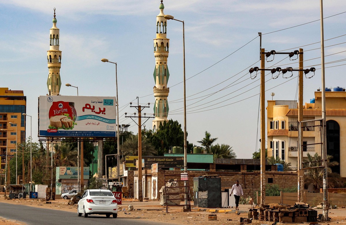 LALUAN di Khartoum yang sunyi susulan pertempuran dua jeneral. FOTO AFP.