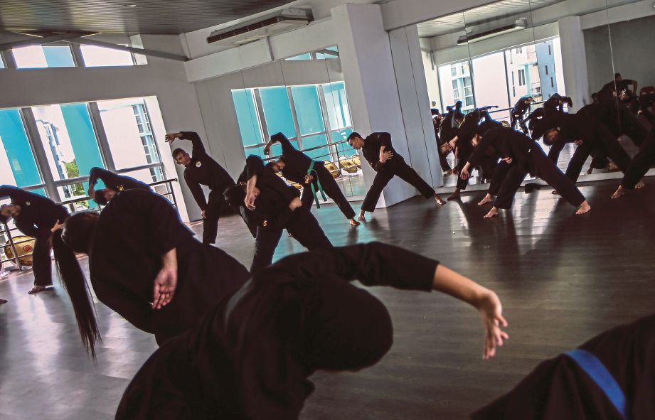 PESILAT Sarawak giat menjalani latihan.