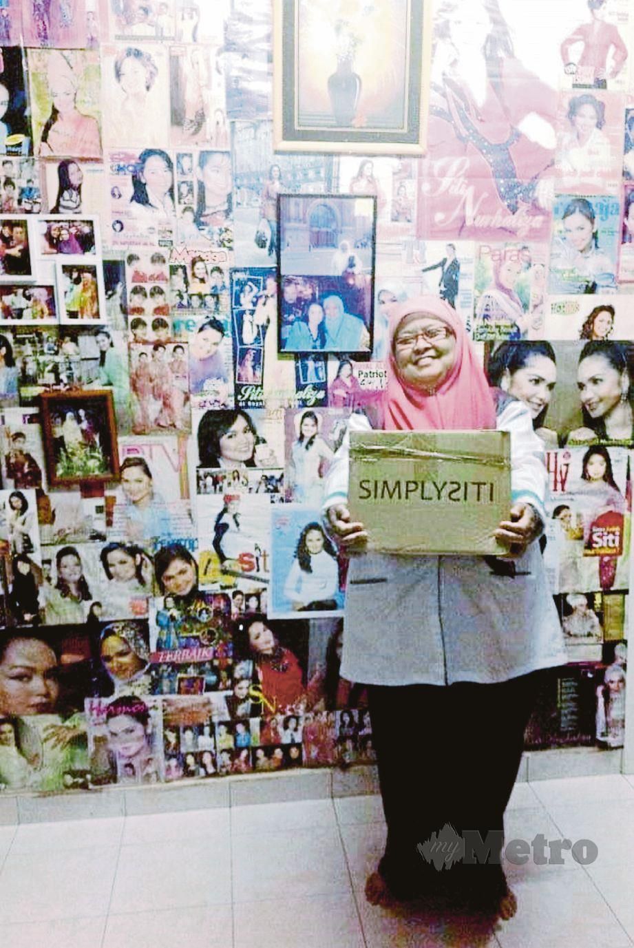 NOR Aziah menunjukkan dinding rumah yang dipenuhi gambar Siti. 