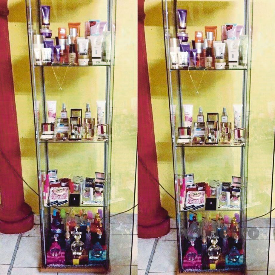 ANTARA koleksi kosmetik keluaran Siti yang disimpan rapi.  