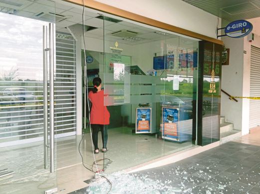 ANGGOTA polis masih menjalankan siasatan dalam kejadian cubaan melarikan mesin ATM.