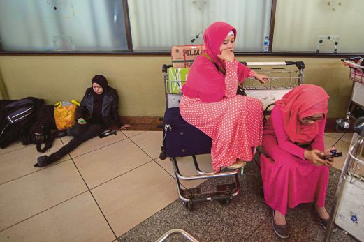 SEKUMPULAN penumpang yang terkandas di lapangan terbang Surabaya apabila penerbangan mereka  dibatalkan.