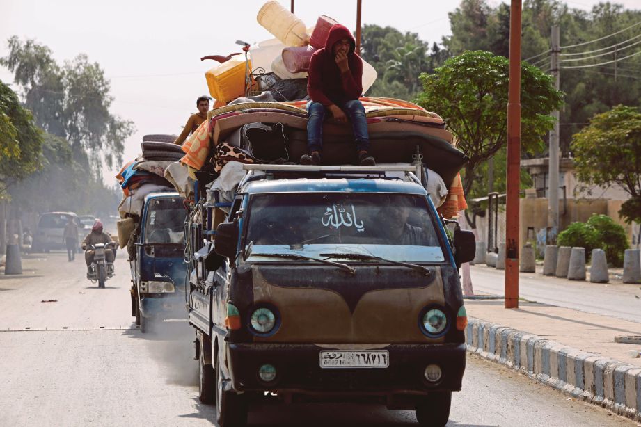 GAMBAR dirakam 17 Oktober 2019 menunjukkan penduduk Syria beramai-ramai meninggalkan bandar Tal Abyad. FOTO AFP