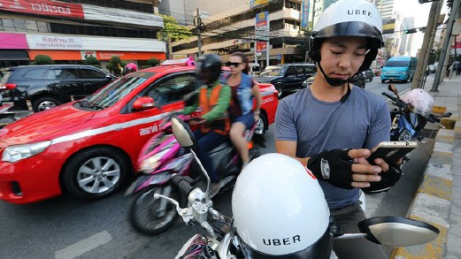 GAMBAR hiasan, pemandu teksi motosikal Uber di Bangkok.