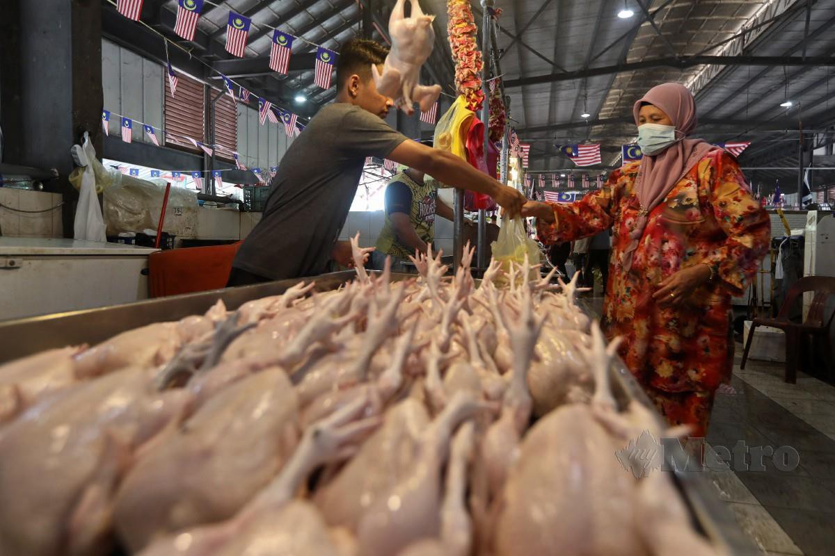 ORANG ramai membeli ayam segar di pasar Chabang Tiga, Kuala Terengganu.- Gambar NSTP/GHAZALI KORI