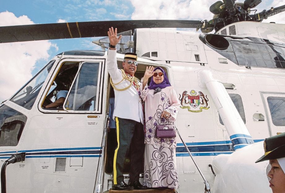 DR Zulkifeli    ditemani isterinya Puan  Sri Umi Kalsom Wan Awang sebelum berangkat pulang menaiki pesawat Agusta.  