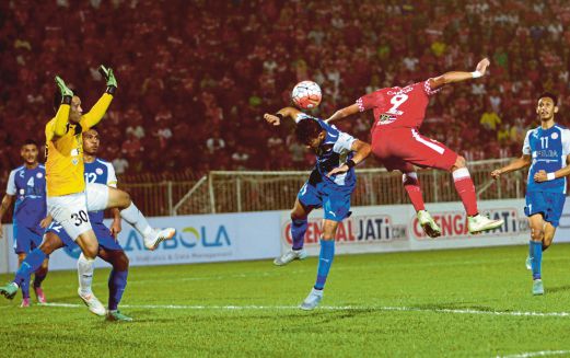 PEMAIN Kelantan, Erwin Carillo (dua dari kanan) membuat cubaan dipintu gol Felda United.