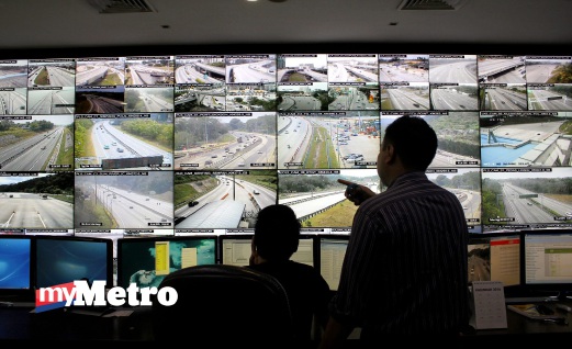 DUA petugas Lembaga Lebuhraya Malaysia (LLM) memantau paparan skrin bagi mengawasi kelancaran trafik kenderaan di Pusat Kawalan Trafik LLM. FOTO Bernama