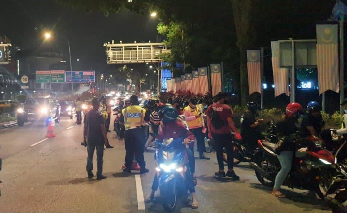 ANGGOTA polis melakukan pemeriksaan ke atas penunggang motosikal di sekitar pusat bandar. FOTO Ihsan JSPT Kuala Lumpur.
