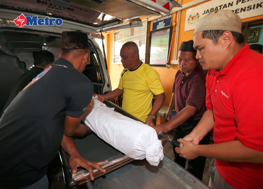 JENAZAH mangsa terakhir mangsa kemalangan basikal dirempuh kereta, Muhammad Shahrul Nizam Maruddin dituntut keluarga selepas dibedah siasat di Jabatan Forensik Hospital Sultanah Aminah (HSA), Johor Bahru. FOTO Hairul Anuar Rahim