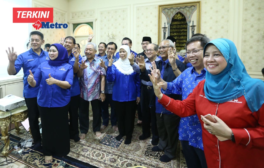 Calon BN Dun Tanjong Datu, Pun Sri Jamilah Anu bersama pemimpin- pemimpin tertinggi Barisan Nasional Sarawak hadir untuk menyaksikan keputusan Pilihan Raya Kecil Dun N03 Tanjong di Dama Jaya. FOTO Muhd Zaaba Zakeria