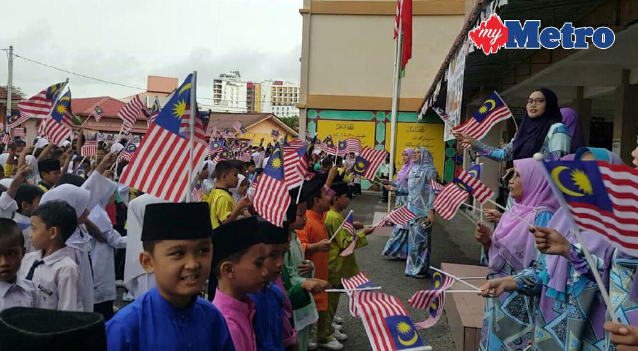 SEBAHAGIAN 600 warga Sekolah Kebangsaan Langkawi mengibar Jalur Gemilang pada Pelancaran Bulan Kemerdekaan di pekarangan sekolah itu hari ini. FOTO Hamzah Osman
