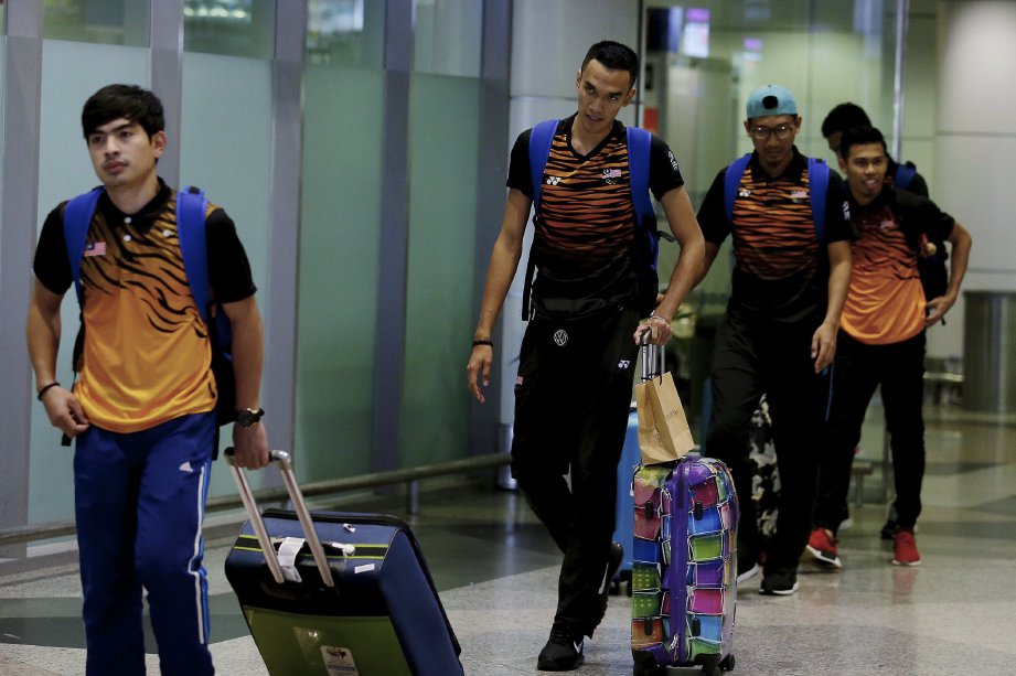 SEBAHAGIAN pemain sepak takraw negara tiba di balai ketibaan KLIA selepas pulang dari menyertai Kejohanan Piala Raja Thailand di Bangkok. FOTO/LUQMAN HAKIM ZUBIR 