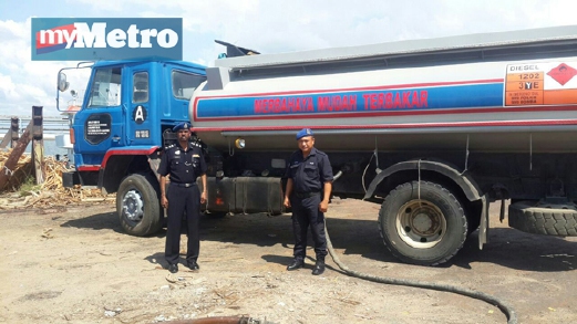 ANGGOTA PPM menunjukkan lori tangki berisi diesel yang berjaya dirampas di kawasan laut Tanjung Batu. FOTO Norasikin Daineh