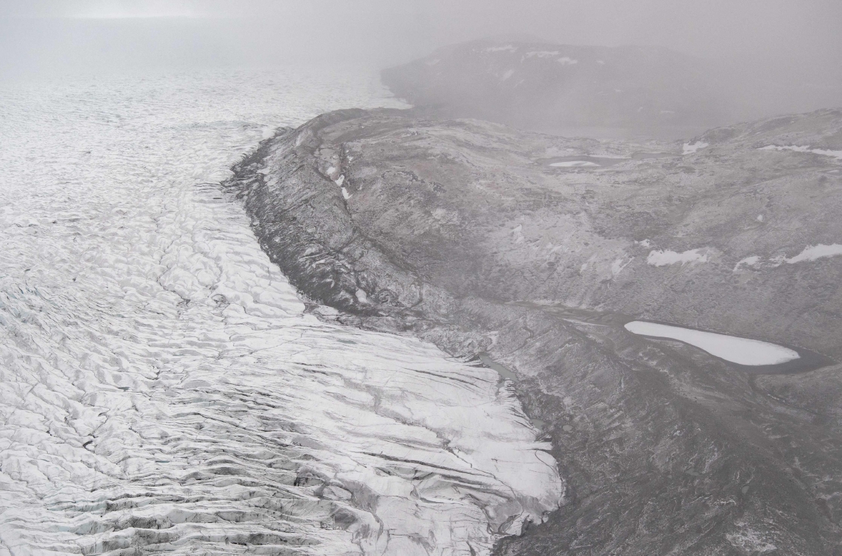FOTO fail pada 20 Mei 2021 menunjukkan ais mencair daripada glasier di Greenland. FOTO AFP 