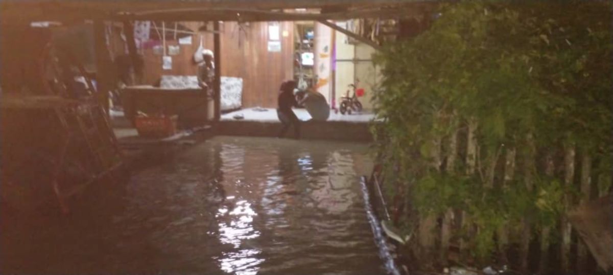 ANTARA kawasan terjejas akibat banjir susulan hujan dan fenomena air pasang besar. FOTO Ihsan APM 