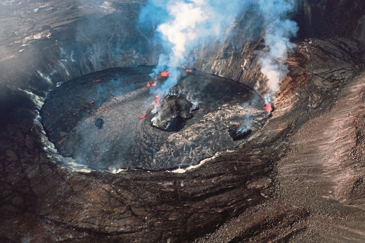 FOTO dikeluarkan USGS menunjukkan kawah gunung berapi itu. FOTO EPA
