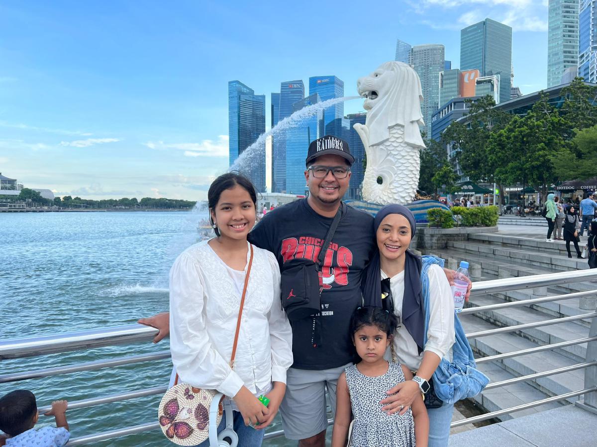 HEZFAREEZA (paling kanan) bersama keluarga ke Singapura hujung tahun lalu.