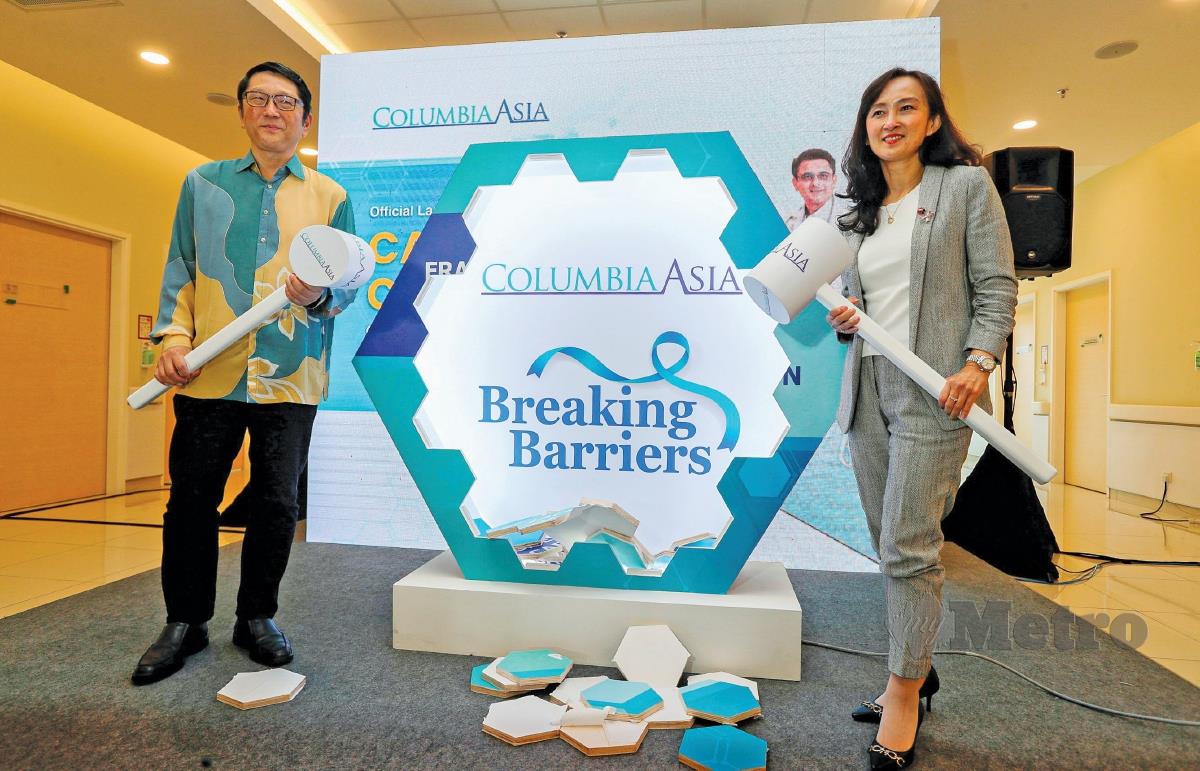 DR Chan (kiri) dan Lee melancarkan inisiatif ‘Breaking Barriers’ yang akan membawa perubahan kepada landskap penjagaan kanser di Malaysia. - FOTO Owee Ah Chun