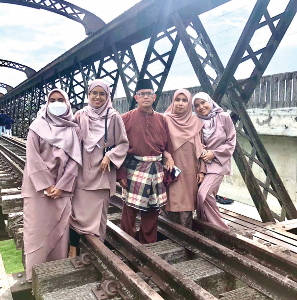 NUR Syuhada merakam gambar raya bersama keluarga dengan latar jambatan kereta api unik.