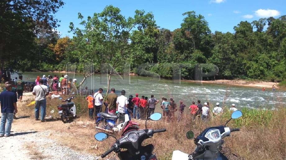Orang ramai melihat gerakan mencari dua lagi mangsa yang dikhuatiri lemas di rumah pam Sungai Pedu, Kampung Tanjung Pedu, Padang Terap. FOTO Ihsan Pembaca